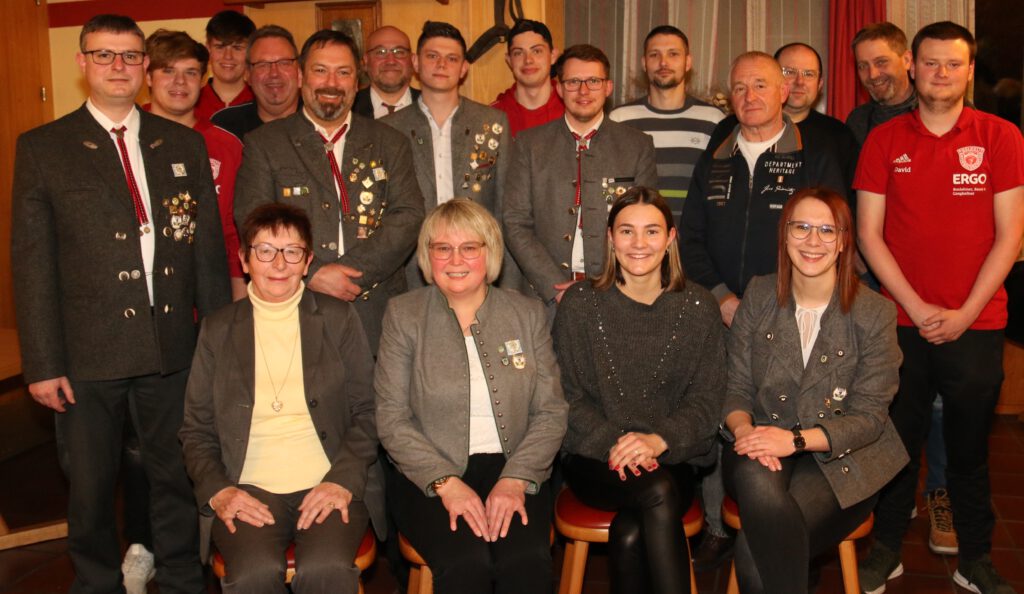 Die neu gewählte Vorstandschaft der Bayerwaldschützen mit 3. Bürgermeisterin Monika Lang und Vertretern der Jugend.
(Foto: Schopf)

